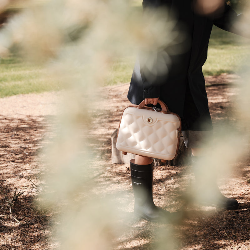 Indulging - Vanity Case (Crème)