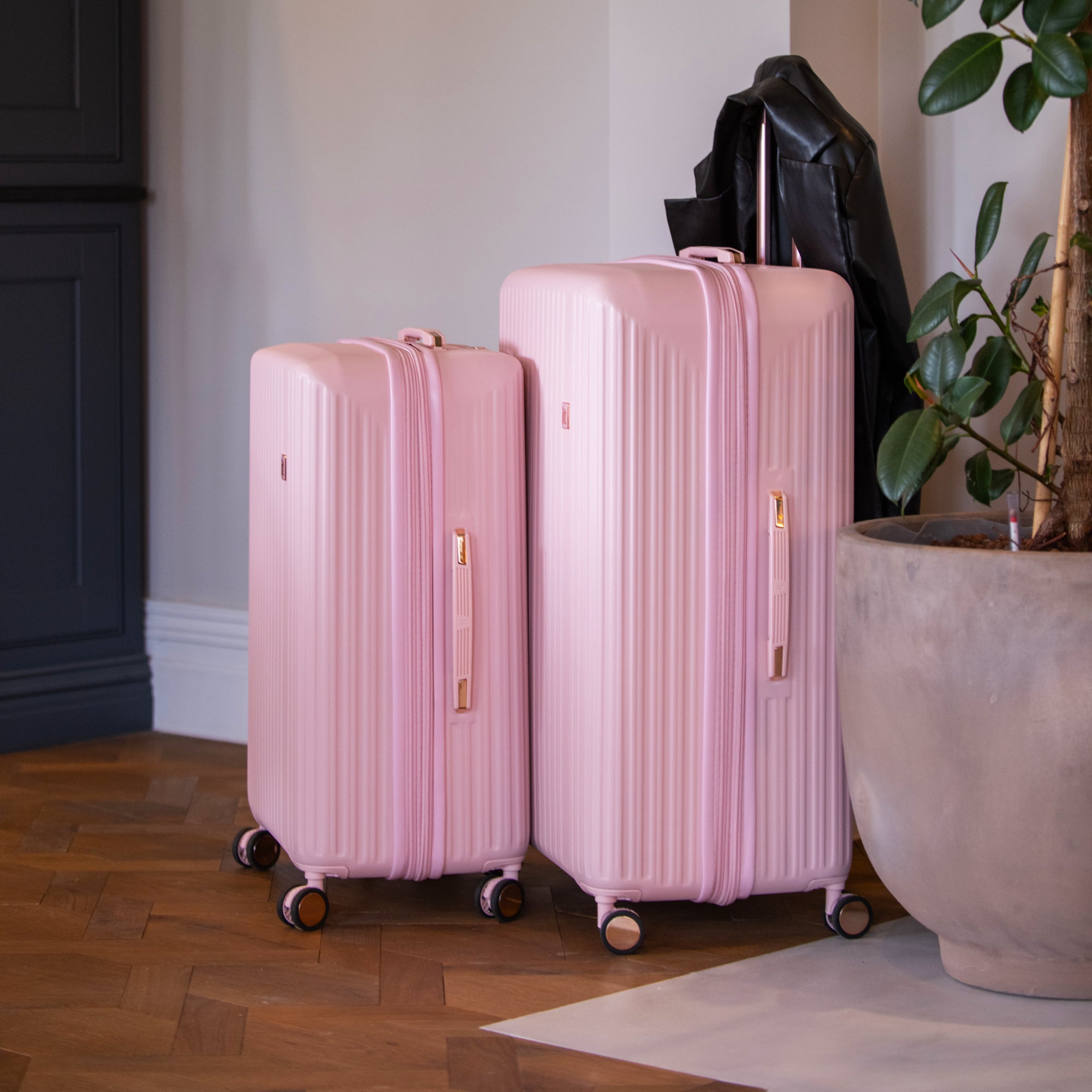 it Luggage | Luxuriant - Large (Potpourri Pink)