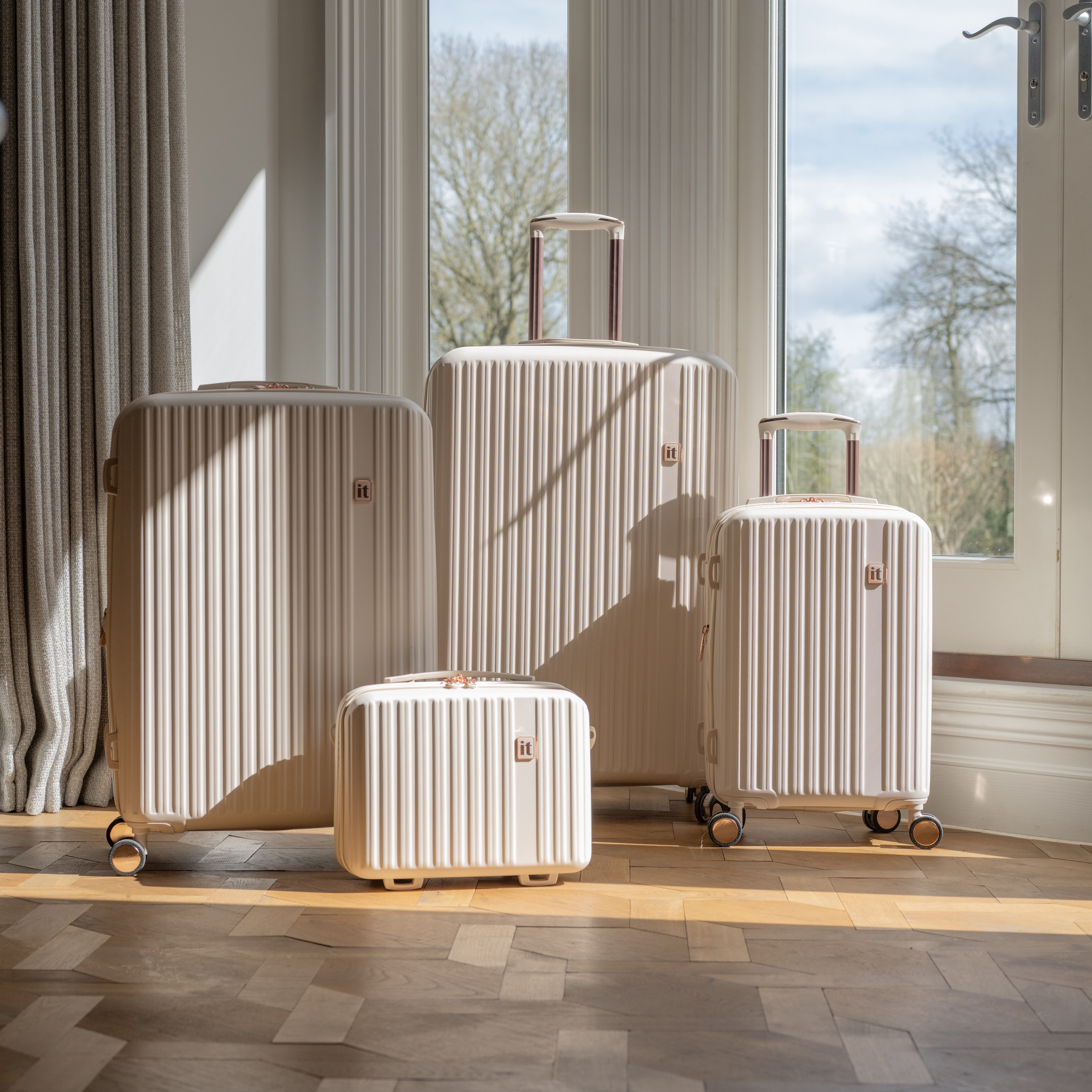it Luggage | Luxuriant - Medium (Jet Stream)