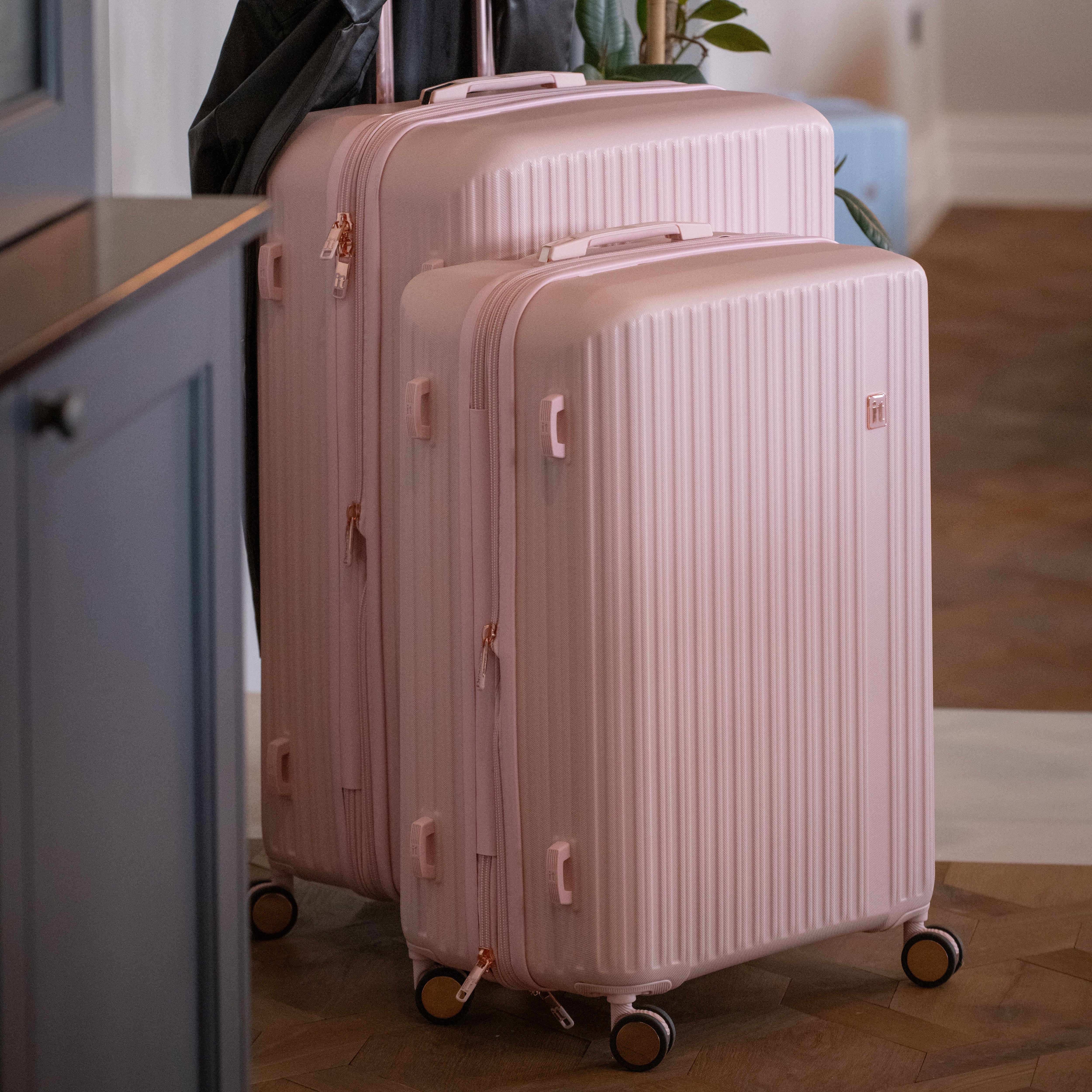 it Luggage | Luxuriant - Medium (Potpourri Pink)